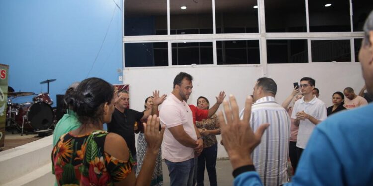 Em noite de gratidão e bênçãos, Dr Mike explica que sua missão é ajudar as pessoas