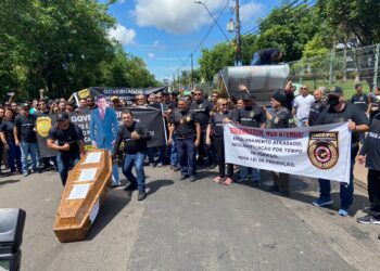 Por escalonamento, policiais civis usam caixão com imagem de Wilson Lima