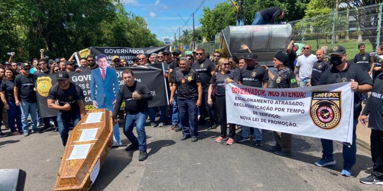 Por escalonamento, policiais civis usam caixão com imagem de Wilson Lima