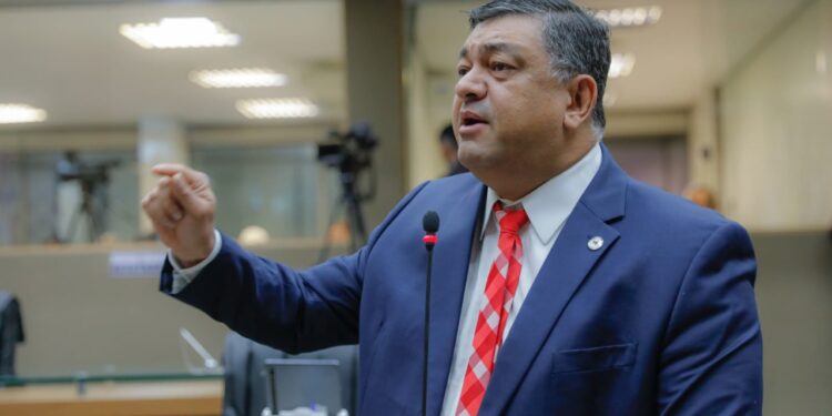 Parlamentar denuncia que governador desrespeita leis e negociações para pagar menos aos servidores