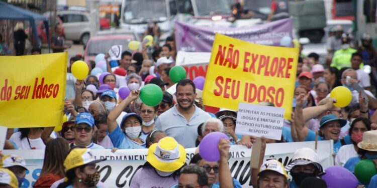 Com um abraço na Bola do Produtor, idosos pedem fim da violência contra a 3ª Idade
