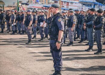 Efetivo com 500 policiais militares desembarca em Parintins