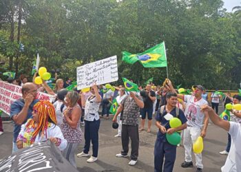 Profissionais da saúde realizam protesto contra governador do Amazonas