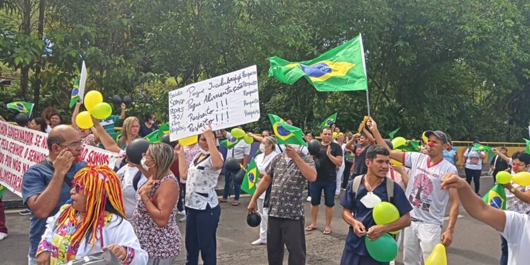 Profissionais da saúde realizam protesto contra governador do Amazonas