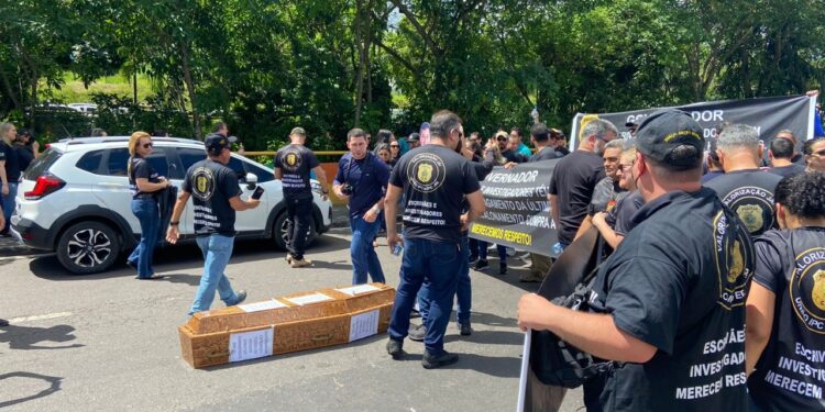 Sindicato dos policiais civis marca assembleia para decidir indicativo de greve