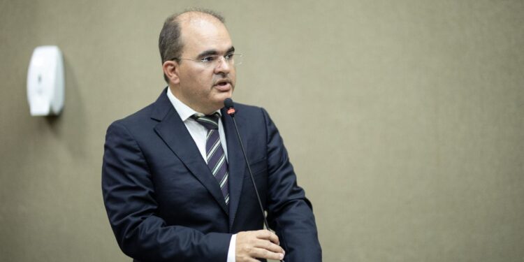 ‘Temas das eleições se repetem porque os problemas do Amazonas nunca são resolvidos’, diz Ricardo Nicolau