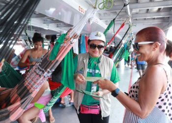 Mais de 40 mil pessoas saíram de Manaus em embarcações com direção a Parintins