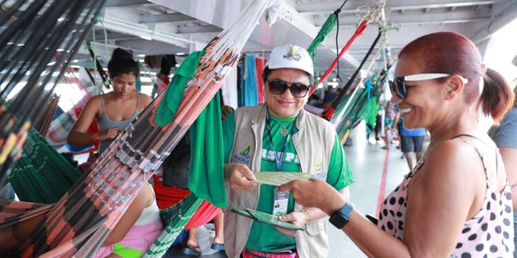 Mais de 40 mil pessoas saíram de Manaus em embarcações com direção a Parintins