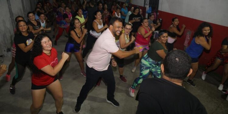 Pré-candidato a deputado conhece projeto de Zumba no Grande Vitória