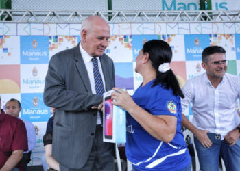 Serafim entrega 547 tablets a professores de escolas municipais contempladas por emendas