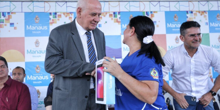 Serafim entrega 547 tablets a professores de escolas municipais contempladas por emendas