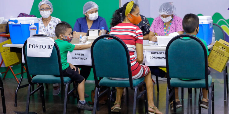 Mais de 900 crianças de 3 e 4 anos de idade já receberam a vacina contra a Covid-19 em Manaus
