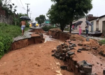 Chuvas deixam mortos e mais de 66 mil pessoas fora de casa em três estados do Nordeste