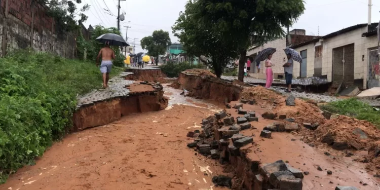 Chuvas deixam mortos e mais de 66 mil pessoas fora de casa em três estados do Nordeste