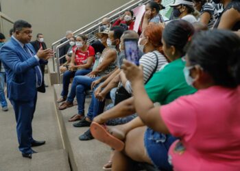 Famílias que foram expulsas do Monte Horebe protestam contra a Suhab-AM