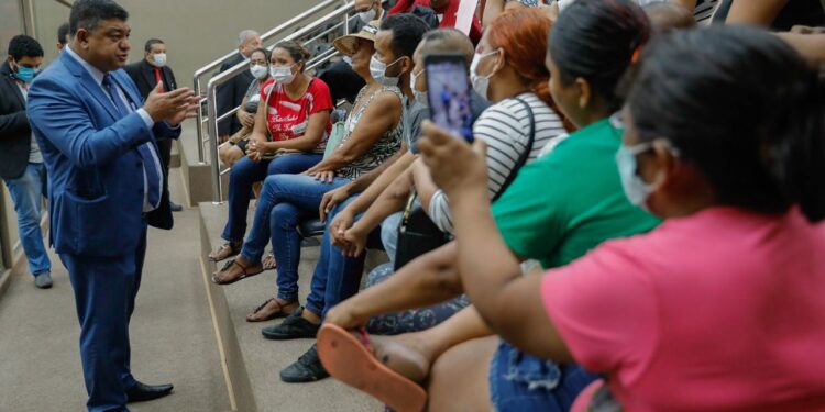Famílias que foram expulsas do Monte Horebe protestam contra a Suhab-AM