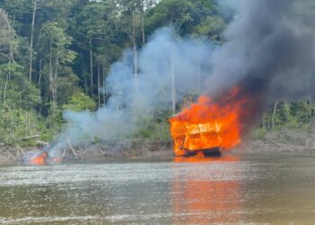 Balsas de garimpo são destruídas durante operação da Polícia Federal no Amazonas