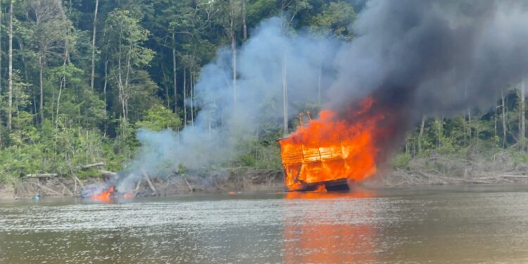 Balsas de garimpo são destruídas durante operação da Polícia Federal no Amazonas