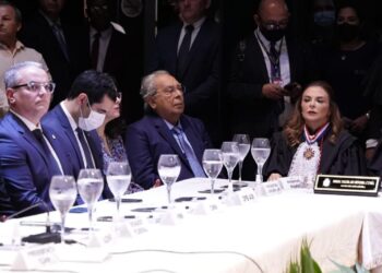 Amazonino Mendes é ovacionado durante posse de Flávio Pascarelli no Teatro Amazonas