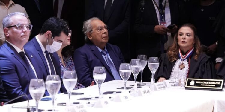 Amazonino Mendes é ovacionado durante posse de Flávio Pascarelli no Teatro Amazonas