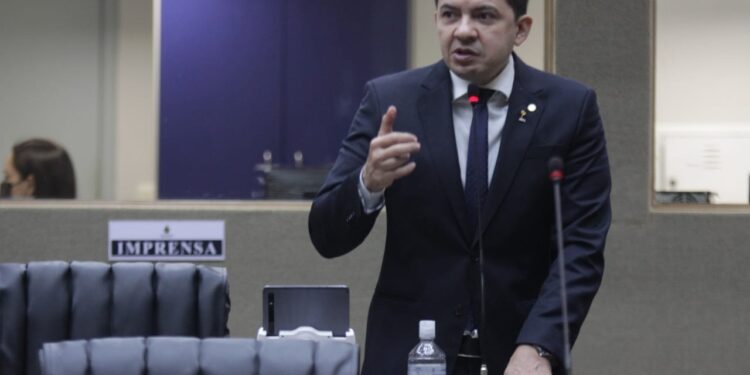 Deputado aliado de Wilson Lima aponta ineficácia e propõe audiência pra discutir a segurança pública