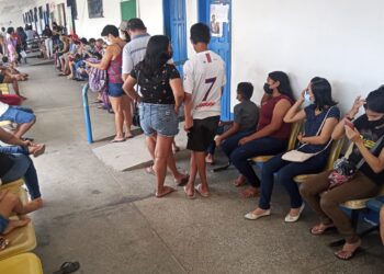 Vacinação contra Covid: UBS no Ribeiro Júnior registra longa fila e aglomeração