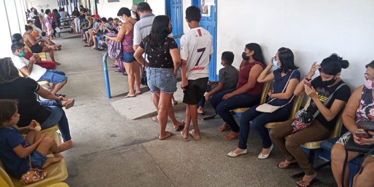 Vacinação contra Covid: UBS no Ribeiro Júnior registra longa fila e aglomeração