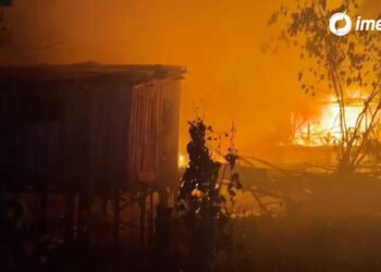 Casas são destruídas durante incêndio de grandes proporções no São Jorge