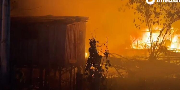 Casas são destruídas durante incêndio de grandes proporções no São Jorge