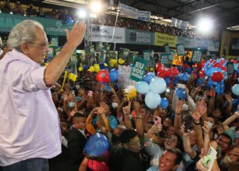 Amazonino anuncia na convenção que vai triplicar o valor do auxílio estadual