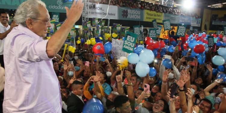 Amazonino anuncia na convenção que vai triplicar o valor do auxílio estadual