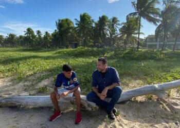 Luva de Pedreiro recebe as chaves da nova casa: ‘Até me perdi’