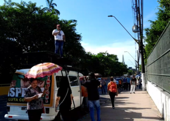 Professores realizam manifestação para pressionar pagamento de data-base