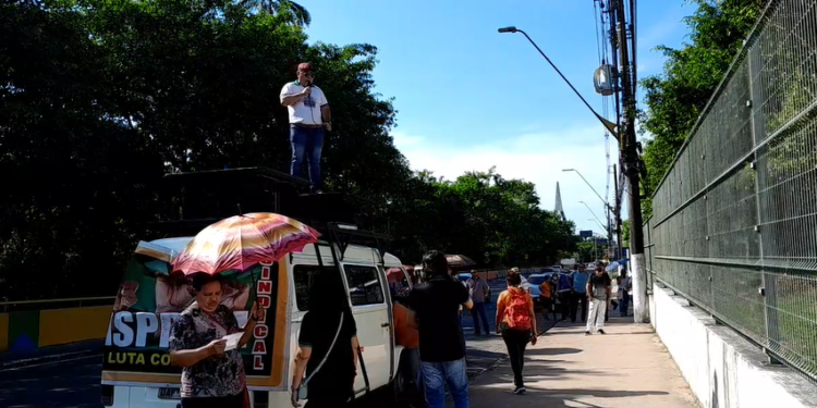 Professores realizam manifestação para pressionar pagamento de data-base