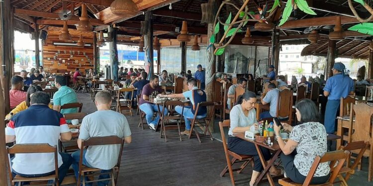 No Amazonas bares e restaurantes têm volta do movimento, mas continuam com a preocupação com as dívidas