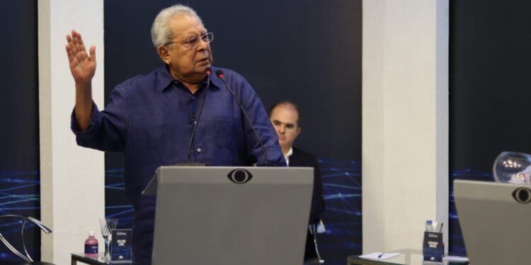 Amazonino diz que cadeira vazia em debate é a imagem do governo Wilson