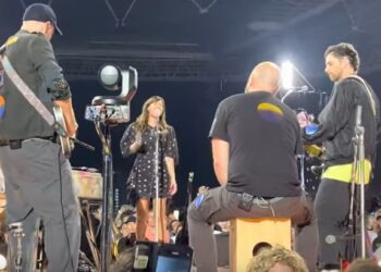 Coldplay e Natalie Imbruglia cantam ‘Summer Nights’; confira os vídeos