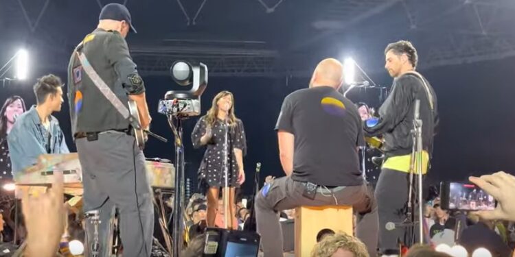 Coldplay e Natalie Imbruglia cantam ‘Summer Nights’; confira os vídeos