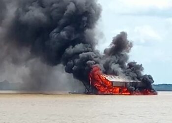 PF destrói 23 balsas de garimpo ilegal no rio Madeira