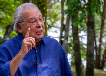 Amazonino diz que seus críticos falam sobre suas pernas, enquanto Estado enfrenta graves problemas de saúde e segurança