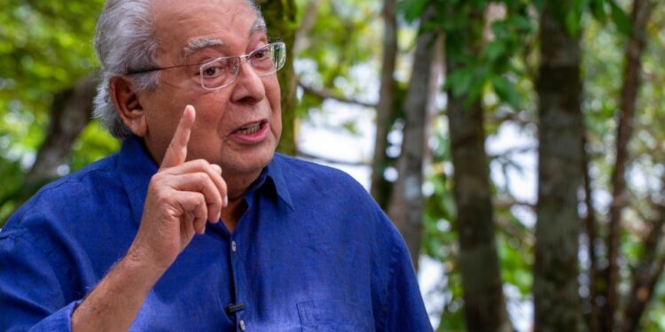 Amazonino diz que seus críticos falam sobre suas pernas, enquanto Estado enfrenta graves problemas de saúde e segurança