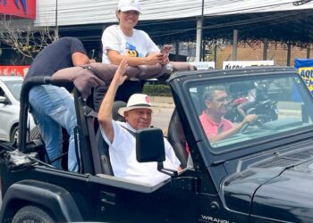 Amazonino inova e lança ‘jipe elétrico’ para visitar bairros e fazer minicomícios