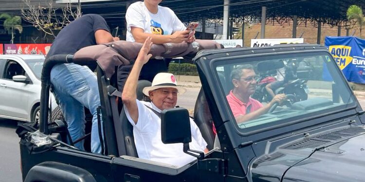 Amazonino inova e lança ‘jipe elétrico’ para visitar bairros e fazer minicomícios