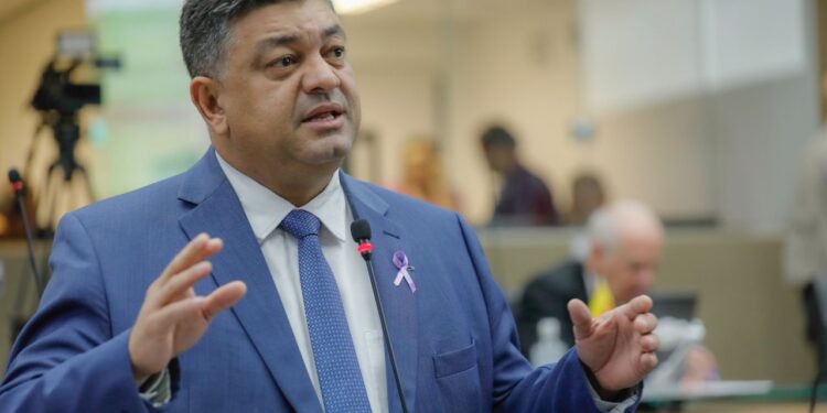 Deputado denuncia contrato de R$ 160 milhões para prestação de serviço que o Governo já faz