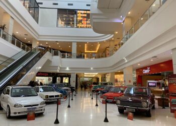 Exposição de carros antigos acontece no Shopping Ponta Negra