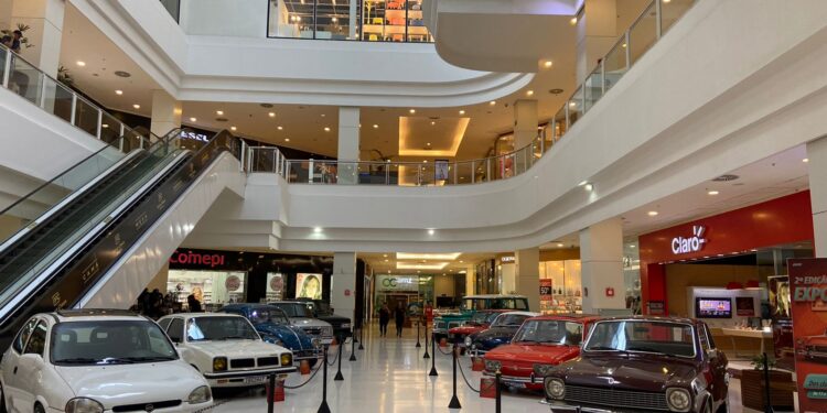 Exposição de carros antigos acontece no Shopping Ponta Negra