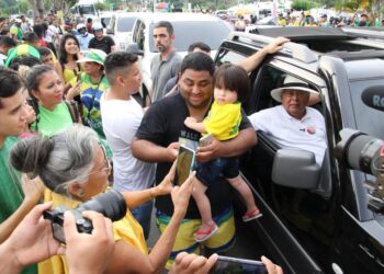 Eleitores abraçam Amazonino Mendes no 7 de Setembro