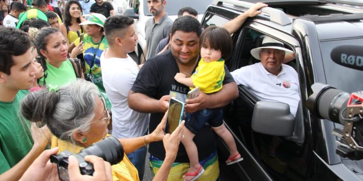 Eleitores abraçam Amazonino Mendes no 7 de Setembro