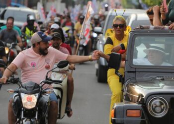 Amazonino Mendes recebe apoio do povo de Manacapuru durante  ‘jipada’