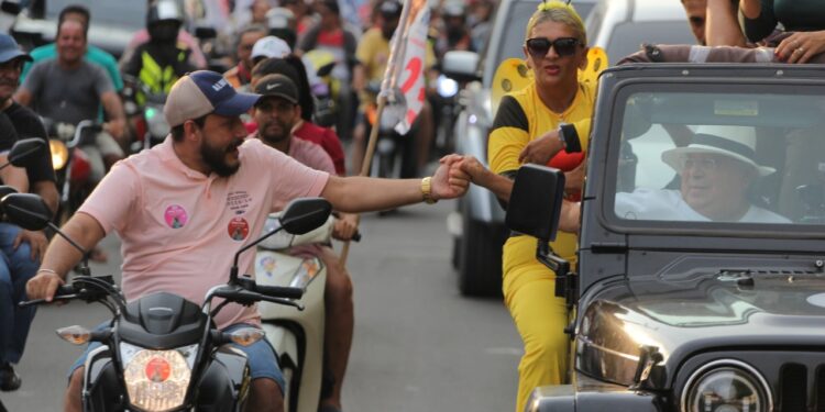 Amazonino Mendes recebe apoio do povo de Manacapuru durante  ‘jipada’